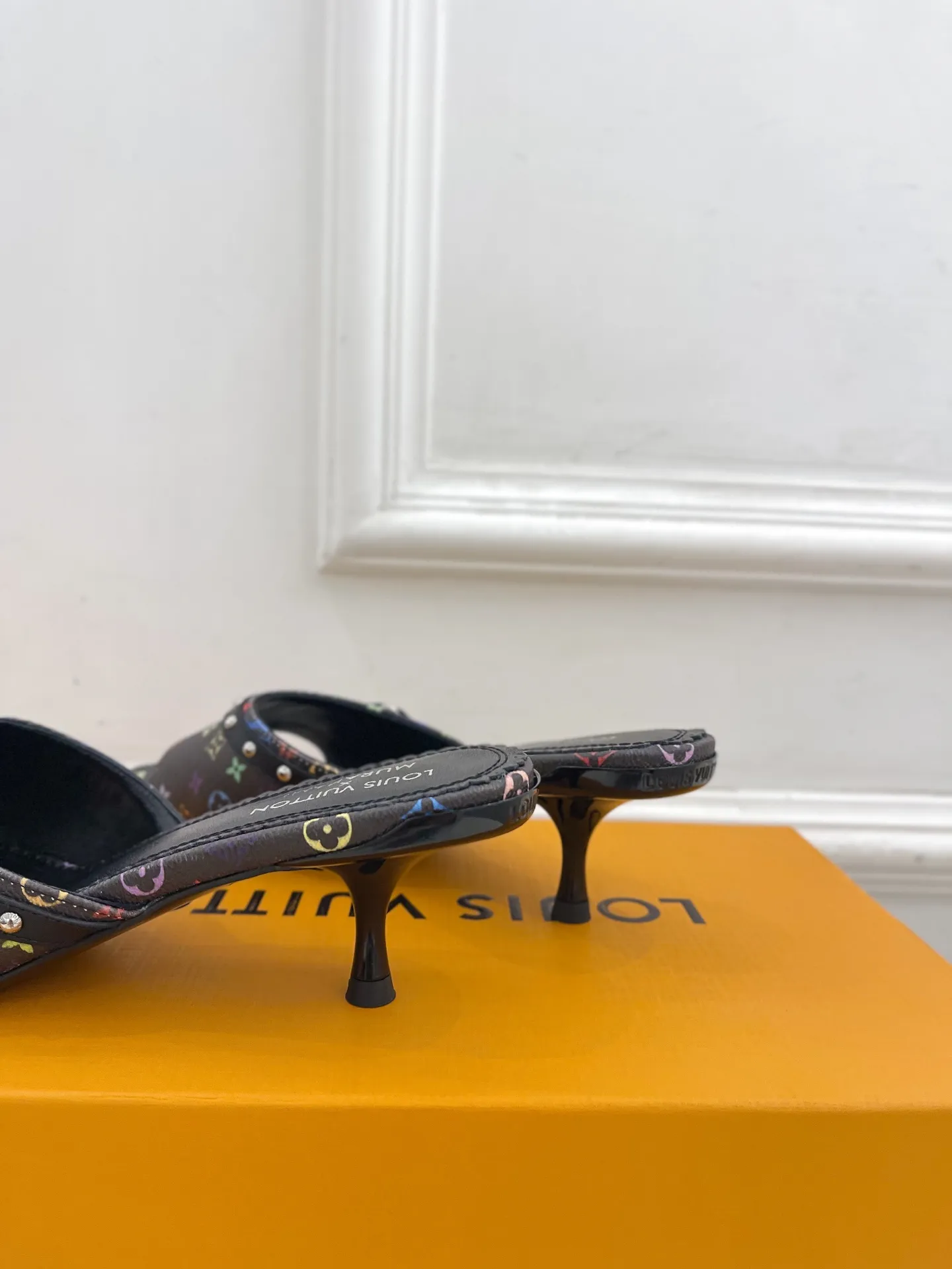 👟👟Ex-factory price 580👟👟 LV | Louis Vuitton 25𝐬𝐬 🧡💚2025 early spring new top version‼ ️The original version is the same. The counter features the latest LV Full of high-end feel! A popular model among bloggers at home and abroad, it’s retro and fashionable and looks amazing on your feet! Mainly recommended model on the official website★ ━━━━━ ЅᏇєєt ━━━━━ ▪️Upper: high-customized rainbow-colored presbyopia leather ▪️Lining: imported sheepskin lining ▪️Outsole: original Italian leather outsole ▪️Heel height: 5.5cm / 9.5cm ▪️Shoe size: 35-39 (34, 40, 41, 42 customized)
